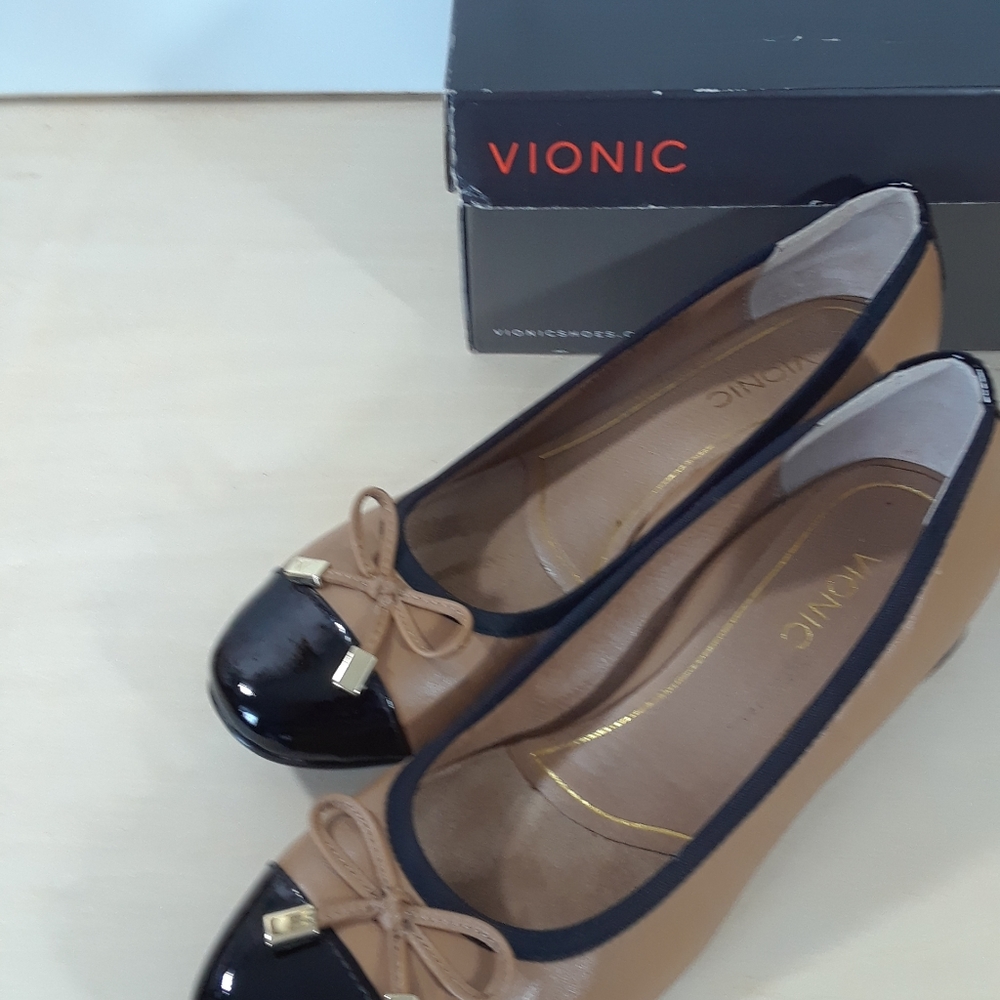 Vionic Tan and Black Cap-Toe Ballet Flats - Picture 3 of 8